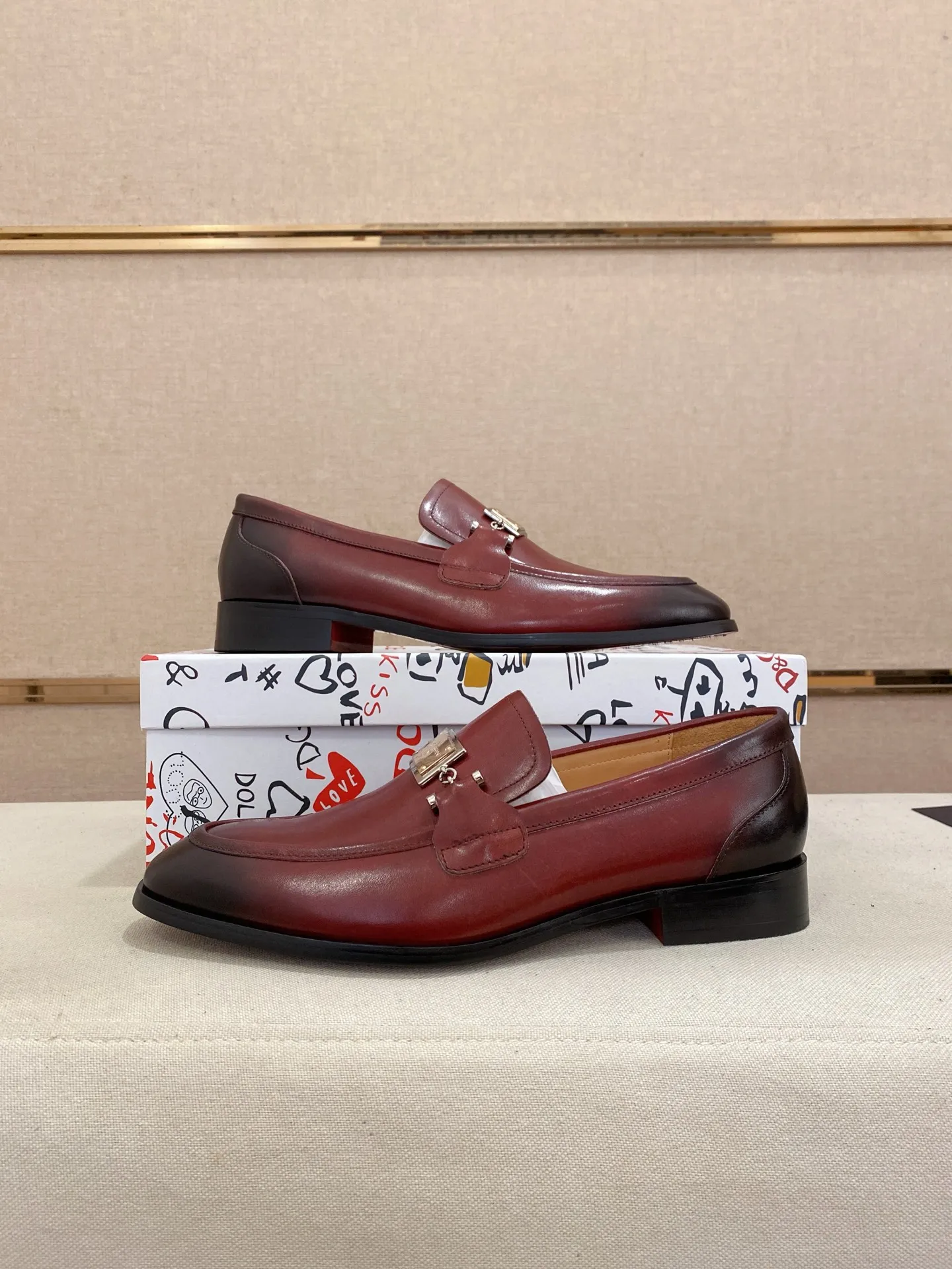 Men's clothing and shoes💰 520💰🌲DG top-notch🔍🔍men's new leather shoes🚹sold at the same time⚠The uppers are imported cowhide from Italy, the entire imported cowhide lining, and imported accessories💪💪, completely 1⃣️ vs. 1⃣️🇮🇹 💪💪, ⚠Sole: The original sole is specially provided by the original factory, the exclusive movable molded sole is super comfortable, ⚠Original factory follow-up goods, 🔍🔍high quality, can be entered and exited at will, welcome to compare ⚠Size number: 38-44. Can be customized 45 non-returnable